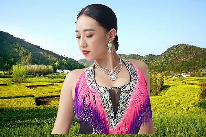 红色妖姬眨眨眼睛，啥偷酒喝啥人赃俱获啊，跟我在这唱大戏呢