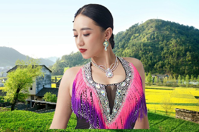 就在这时候，若依突然伸出手，稳稳攥住了背心男的手腕