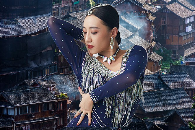 而诺曦S直接贴着车子的另一边，跟条蛇似的就滑下去了