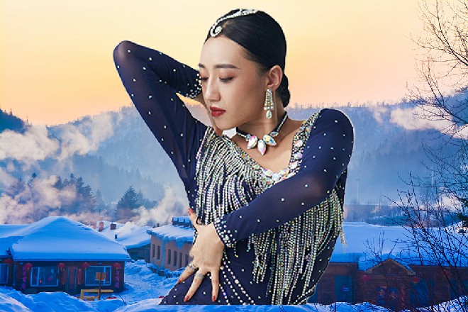 而王玥站在后面，抱着胳膊，此时眼睛里也闪过了一丝神采