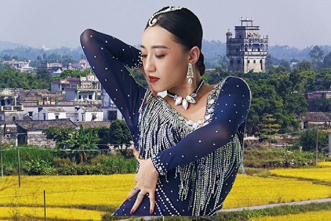 罗芙一直在盘腿打坐，努力让自己遗忘掉在生理上的需求