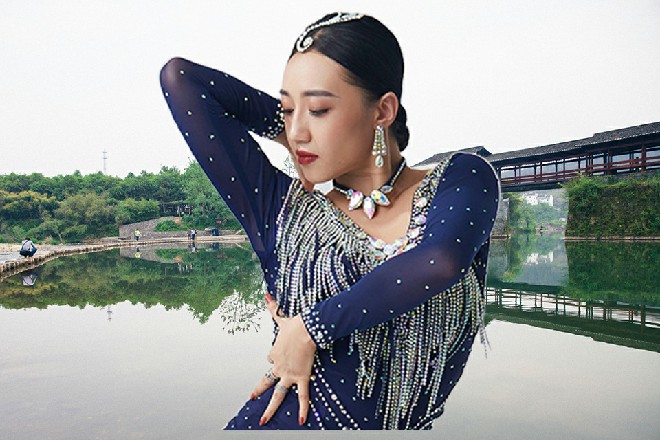 而武皇也是倒飞出去，又撞在墙壁上面，压碎了这面墙壁