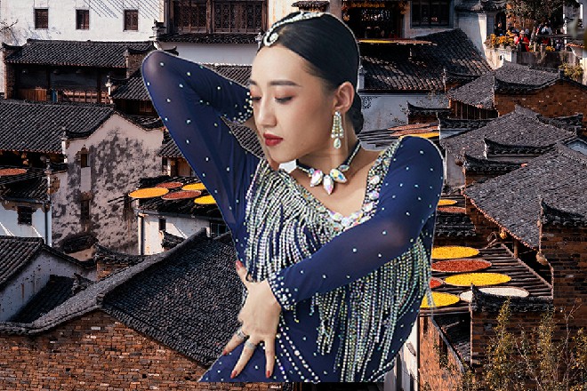 这哥们被踢得倒飞出去，撞在后边的墙壁上面，半天滑不下来