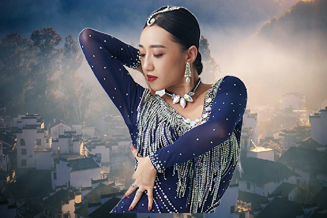 而这时候，又一个男子也跟着从天而降，出现在陈佳音身前