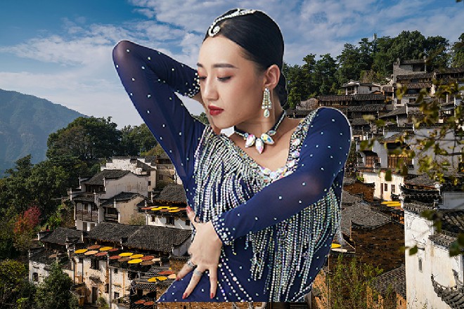 伊轩站了起来，所有人都闭上了嘴巴，等着秦二爷发话