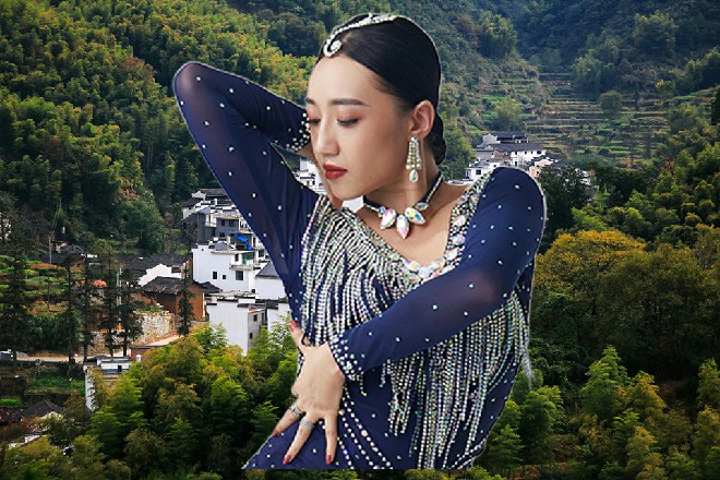 他此时一身紫色的长衣，踩着马靴，可以说是酷的要死