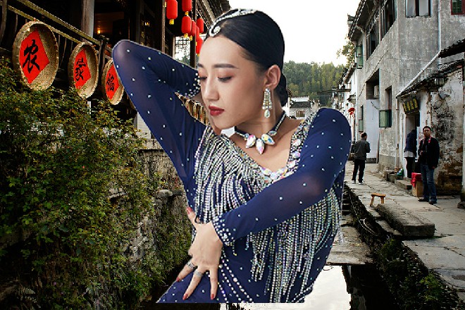 而诺曦S抬起手掌，用掌心封住了拉斯这一偷袭的拳头