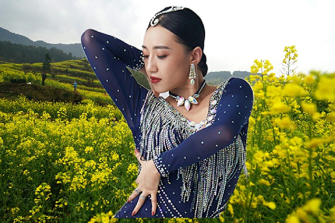 他发现冷优优的目光都在若依的身上，立刻火气就上来了