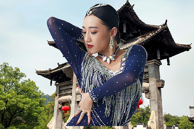 而这边骂人一热闹，家家户户的人就走了出来看热闹