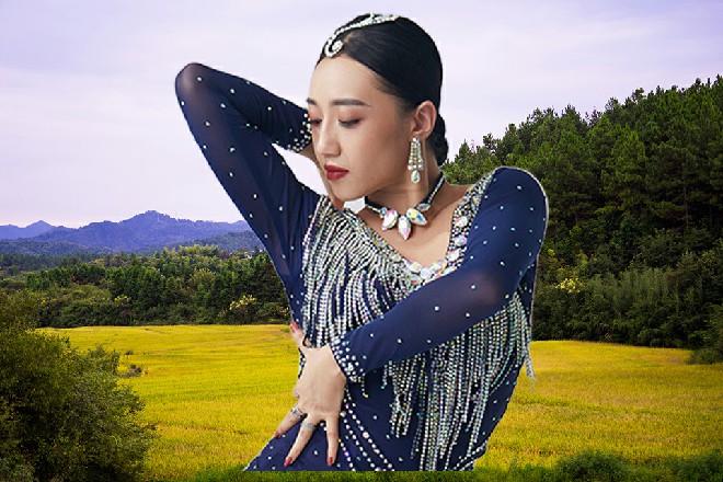 两个人再次面对面，双方拎着匕首就直接在月色下开战