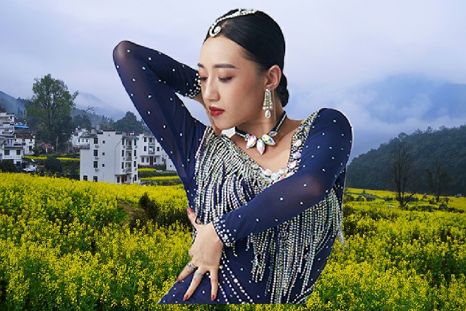 一个唐门的锦衣弟子看到伊轩，忍不住眉头一皱，问道