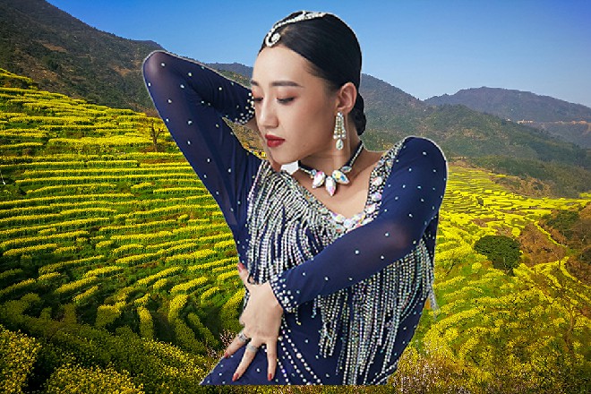 苏曼s看到角落里摆着一辆车头瘪下去的卡宴，忍不住有些惊奇