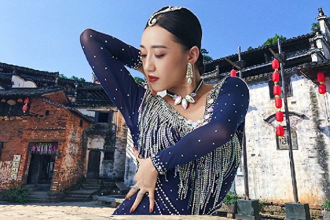 但苏曼s还是倒退了一步，而矮个子有点惊讶地看着自己的手