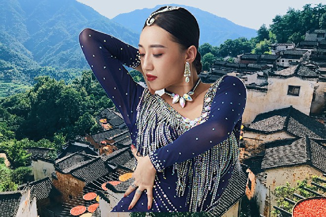 但华山剑打在他的身上，却发出当的一声，直接被弹飞