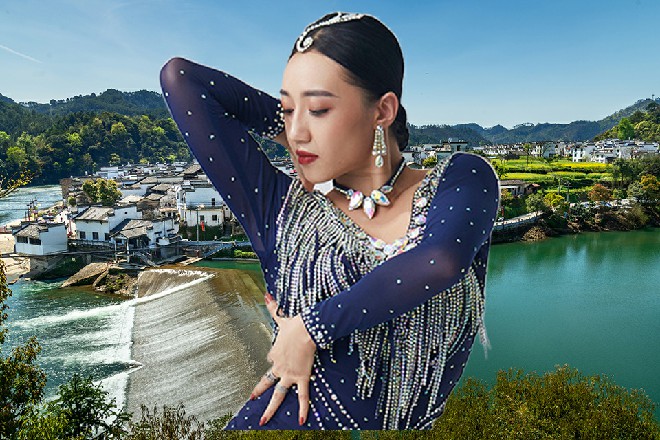 最后他贴在了浴室的墙壁上，身后是沾满水蒸气的瓷砖