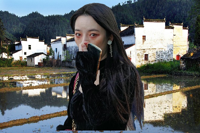 这建筑的大门缓缓打开，调整压力，让安妮一路游了进去