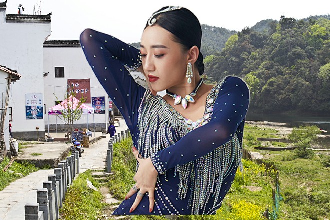 那几个士兵并没有察觉到危险的到来，还坐在一起打着扑克