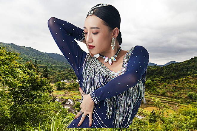 她火焰凝聚出来的武器攻击力超强，连这魔偶都防御不住