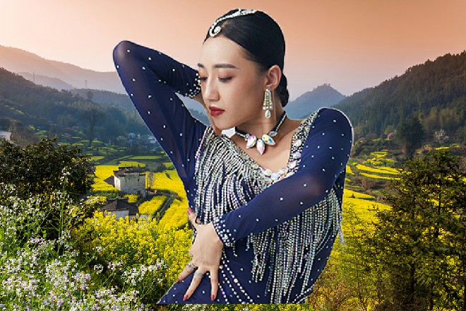 红色妖姬甩了甩有些酸麻的手臂，这龙枭涯的一拳果然不是盖的