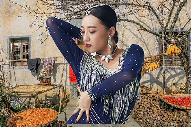 艾米莉亚笑容满面地说道：要我杀了他，让你开心一下么