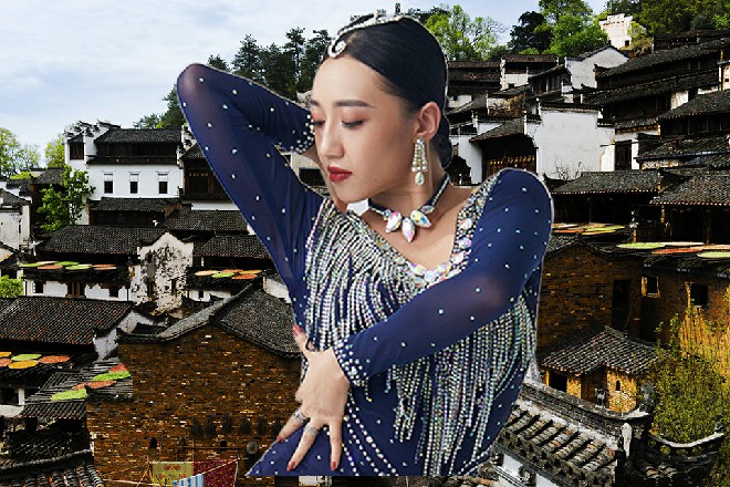 苏曼s皱起眉头来，他一只手压在了王玥的身上，把她按了下去