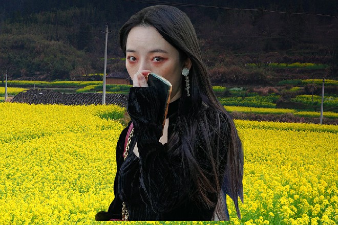 而随着红色妖姬丢出的石头，好多士兵对着那个方向连开好几枪