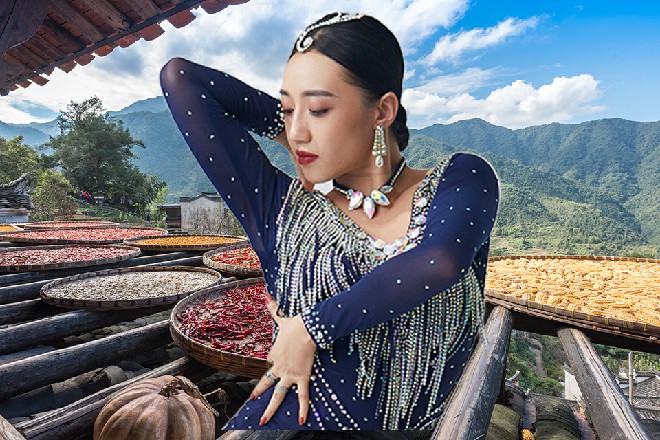 三十米的距离过去，苏曼s双脚狠狠蹬在了电视塔的栏杆上面