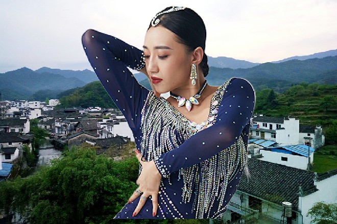 红色妖姬抱着胳膊，笑了起来，龙头，您这是把我也算进去了么