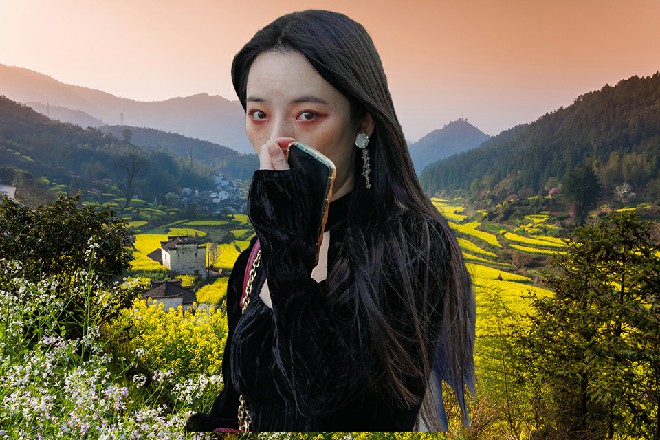 安妮赶忙扶住她，两个人一起摔在船舱当中，屁股摔的生疼