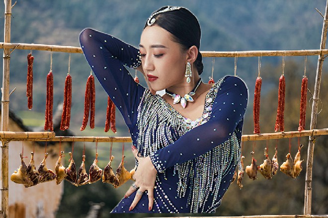 何素一挥令旗，那些神弓射手立刻停下了洒钱的败家行为