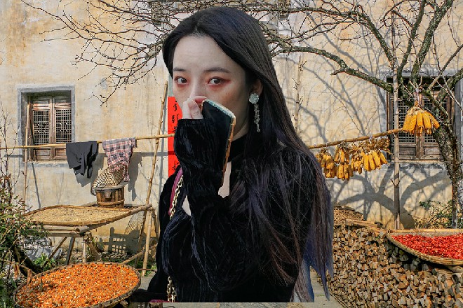 说着，她缓缓从水里站了起来，然后坐在了池子边上