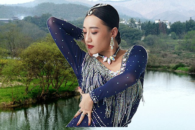 四个大哥级的人物面对面坐着，身后都各自站着三个心腹