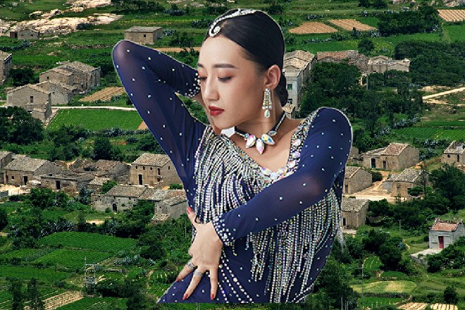 红色妖姬捏了捏罗莉嫩嫩的脸蛋，气的罗莉拍开了红色妖姬的咸猪手