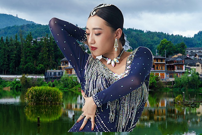 一个保镖的身影撞断了大门，砸了进来，摔在三个人面前