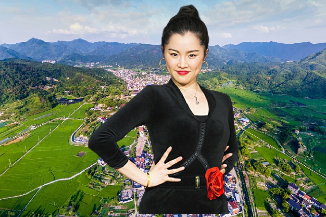 看来这哥们并不喜欢穿正装啊，估计也是被中间人催着换的