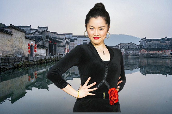 苏曼s直接一抬脚，踢飞了他的手枪，然后肩膀在他胸前一撞