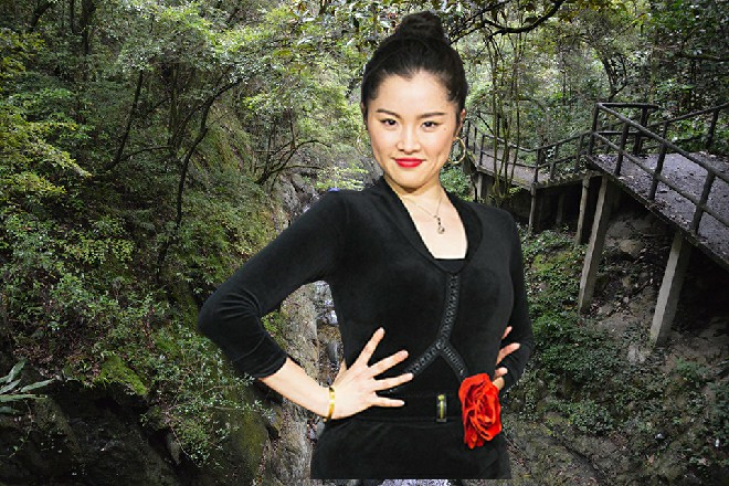 伊轩都有点蒙了，这容小薰，发酒疯有点太可怕了吧