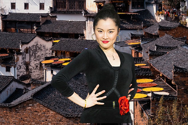 打后面很多刀手从腰间拔出斧子，对着雷威就丢了过去