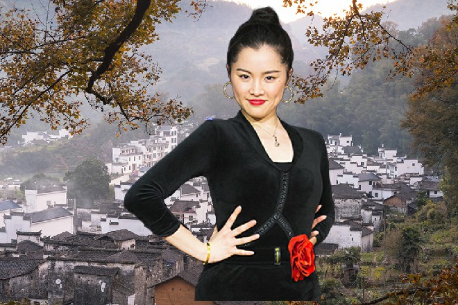 安娜站在中间，看着手中一块计时器，生死不论，比赛开始