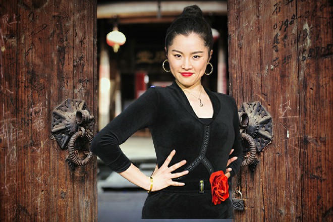 熊霸呵呵笑道：喜欢吃就常来，老主顾了，给你打八折