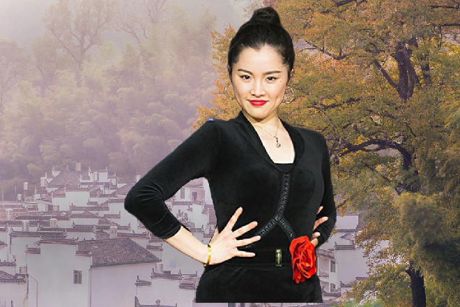 安妮打开餐盒，把里面的餐食端了出来，一共三菜一汤