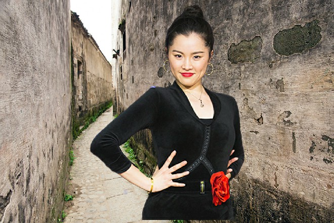 他高举双手，直接用自己的两只手掌撑住了那黑熊的爪子