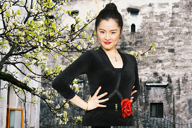 秃头直接骂道：赶紧脱衣服给老子唱国歌不然弄死你信不信